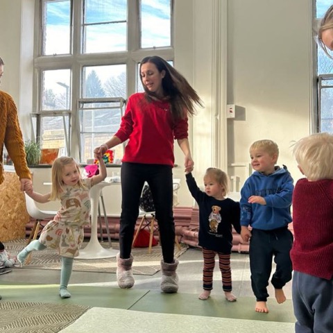 Lingotot children's language franchise partner leading a class for young children